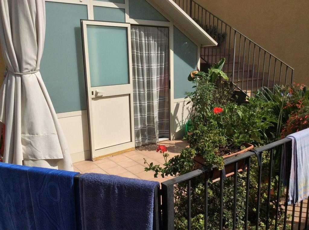 Cozy Apartment By The Sea Acireale Buitenkant foto